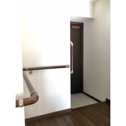 事務所として使われていたワンルームマンションを、オストメイト対応のトイレ+シャワー室があり、高齢のお父様も快適に過ごせるセカンドハウスとして全面リフォームをご希望でした。トイレ+シャワー+洗面室は、介助可能スペースをゆったりとった、完全防水スペースをご提案させて頂き、キッチンも車椅子・高齢者配慮キッチンを施工させて頂きました。