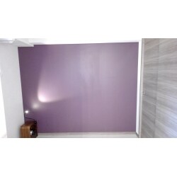 壁の色と、アクセントクロスの色がとてもよく合い、照明を当てることで、アクセントクロスがとても引き立っています。