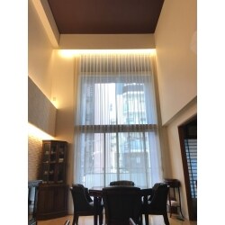 天井高5ｍのリビング。間接照明とエコカラットで、シンプルな内装にアクセントをプラス、贅沢な空間になりました！カーテンボックスに間接照明、梁の上下にも間接照明とエコカラット施工させて頂きました。エコカラット《グラナスヴィスト》に光があたり、陰影が美しく、落ち着いた空間が誕生しました。