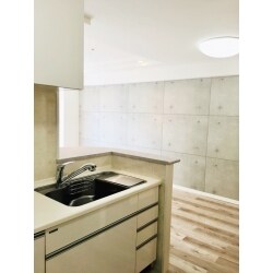 約築16年のマンションをご購入をされ、ご入居前のリフォームでした。メインは内装の張替えですが、キッチンの吊戸＆垂れ壁を一部撤去して、解放感あるキッチンに！洗面台は、カウンターのみキッチンパネル張りでリメイク等、上手にコストダウンをはかりました！シンプルだった内装が、お客様のセンスで、シンプルな大人の空間になりました。