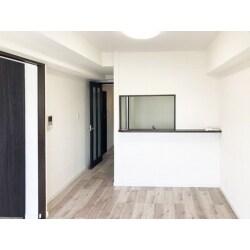 壁付だったキッチンは、独立した空間がある対面キッチンに変更、内装はナチュラルモダンなテイストで一新、新しいご入居者様をいつでもお迎えできるように、リノベーションさせていただきました。