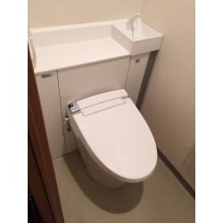 見た目もすっきり、お掃除もしやすいキャビネット付きトイレ　LIXIL【リフォレ】をご提案させて頂きました。