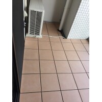 新築マンションのベランダにタイルとキッチンに棚の取付ました