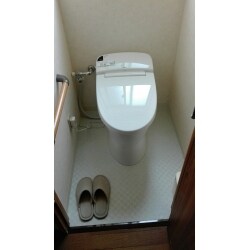 狭いトイレがお悩みでしたので、タンクレストイレのご提案をさせて頂きました。