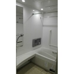 浴室をハイグレードなシステムバス（LIXILスパージュ）へ一新するリフォームと、住まいに彩を添える、エコカラットの施工をさせていただきました。