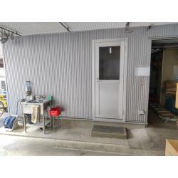 アルミニウム製のドアを新設しました。