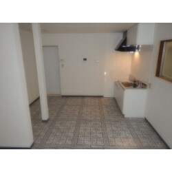 和室と繋がっていた倉庫を住居へ変更しました。トイレは和式で狭かった為TOTO EHV1014UA　洋風ユニットを採用しました。
