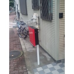 お洒落な赤いポストを採用しました。