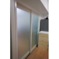 引違い戸から光が差し込み室内が明るくなりました。