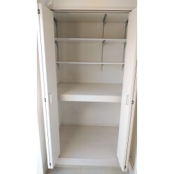 背面固定なので両側に壁がなくても取付可能です。