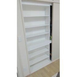 壁面を利用し棚を設けました。奥行が浅いので飾り棚として使用したり、文庫本を収納したりできます。