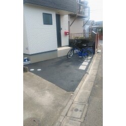 アスファルトの駐車スペース
