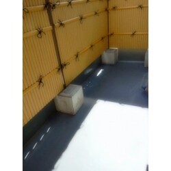 ベランダの目かくしに、eバンブー建仁寺垣　真竹を採用しました。
床はウレタン防水工事で綺麗な仕上がりになりました。