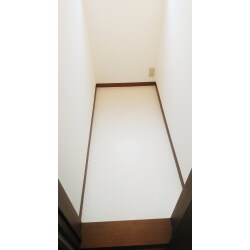 使用していない2階のトイレを撤去し収納スペースに変更しました。