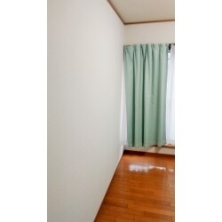 子供部屋に間仕切壁をつくりました。既存のカーテンレールをカットし再利用しています。