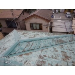 屋根の板金の一部が台風の影響で剥がれてしまいました。下地を交換し取れた板金で復旧しています。