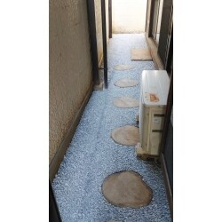 整地し、防草シートを張り砂利を敷きならしました。