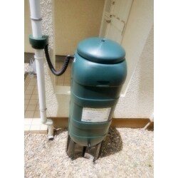 雨水タンク　ハーコスター　100L　
芝生や家庭菜園、打ち水に。震災・災害などの非常時には雑用水として重宝すること間違いなし。