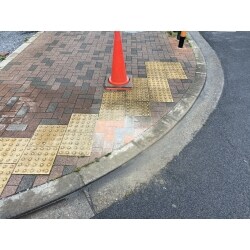 バリアフリーを考慮し、車庫前の歩道の車止めポールを撤去いたしました。