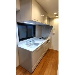 タカラスタンダードのキッチンを採用しました。 キッチンパネルや引き出しの中はホーロー製なので、お手入れが簡単です。