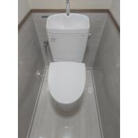 シンプルで使いやすいトイレとホーローパネルで清潔感のある空間