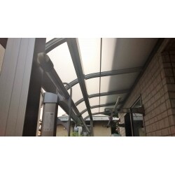 三協テラス屋根　レボリューAを採用しました。