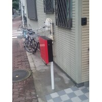 赤いポストが可愛らしいアクセントに。