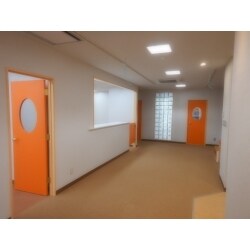 オレンジの扉をアクセントに取り入れた教室です。