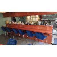 爽やかなスカイブルーのタイル壁の店舗