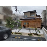 植栽がおしゃれな外構とウッドデッキと木製面格子で和モダンに