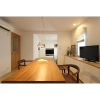 無垢のテーブルがあう家