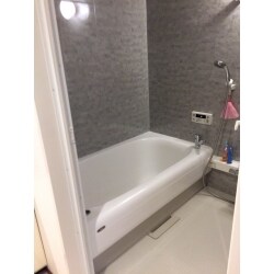 築15年程のマンションの、浴室とトイレの交換リフォームです。
最新の設備でスタイリッシュに仕上がりました。