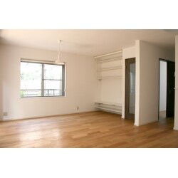 戸建住宅を購入され、内装を中心としたリフォームのご相談を頂きました。
1階が、和室を解体して広いLDKに。2階は3部屋ある洋室を2部屋にし、奥行きのあるウォークインクローゼットを作成しています。
広いLDKはナラ材の無垢フローリングで広くくつろげる空間に仕上がりました。