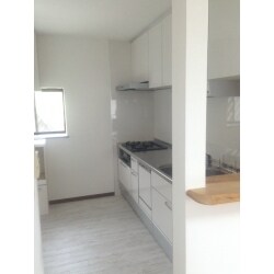 中古住宅を購入したF様、家事動線が悪い、収納が少ないなどの不満もあり、キッチンの交換と一部間取りを変更するリフォームをお手伝いをさせていただきました。