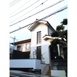 『モルタル掃き付け仕上げ』、別名『ドイツ壁』のお住まい。
独特の凹凸を持つ外壁ですので、テクスチャを活かす塗装工事となります。