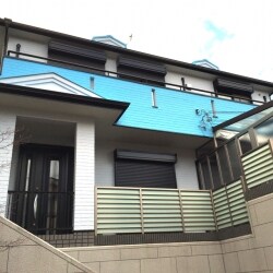 中古の戸建て物件を購入してのリフォームのお手伝いをさせていただきました。
外壁の一部に膨れなどが見られたので、部分補修にするか、補修した上で全面塗装にするかで迷われておりましたが、断熱セラミック塗料のガイナに興味があった事もあり、最終的に屋根・外壁全面にガイナで塗装となりました。