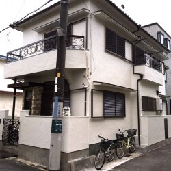 築40年の戸建て住宅、20年程前に塗装をしたとの事でしたが、以降はメンテナンスをしていなかったようです。
外壁の所々にヒビも出てきており、お声をかけていただきました。
日本ペイントの「オーデフレッシュSi」での仕上げになります。