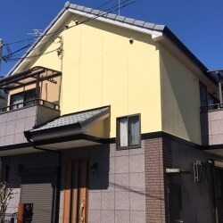 築年数14年程経過し、経年劣化によるサイディングの継ぎ目シーリングに傷み、剥がれが見受けられました。
時期的にも塗装の時期であり、屋根・外壁の塗装を行いました。