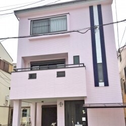ピンクをベースに塗装し、正面の特徴的なデザイン張り部分に濃い目のブルーでアクセントあしらい、おしゃれな仕上がりに。