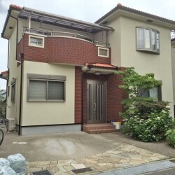 洋瓦の屋根と、モルタル＋タイルの外壁で、とてもおしゃれな戸建てでした。