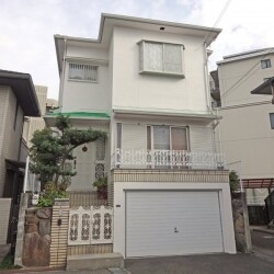 建物全体の白のカラーに、下屋根の明るいグリーンがアクセントとなり明るく爽やかな仕上がりになったと思います。
遠くから見ると大屋根のグリーンも鮮やかで綺麗です。