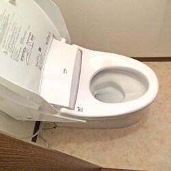 トイレのフタの留め金が外れてしまったので見て欲しいとご連絡をいただきました。
シャワー便座の交換か、トイレ丸ごと交換の2パターンでご提案。
10年以上使っているとの事で、トイレ全体のリフォームとなりました。