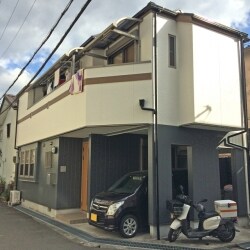 サイディング部分とモルタル部分とで色を変えての塗装です。
元の色味を基本的には変える事無く、塗装する事で新築時の記憶が甦る仕上がりとなりました。
