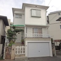 真っ白な外壁と、鮮やかな緑の屋根が映える屋根・外壁塗装