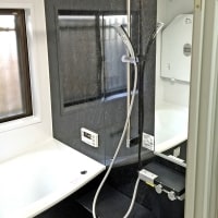 黒と白がスタイリッシュなシステムバスルーム