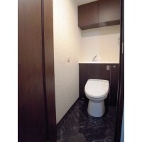 お掃除しやすいモダンなトイレ