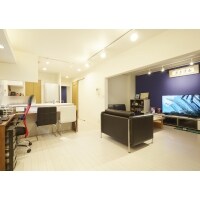 ストーリー性のある収納計画とブルーが活きる、開放的な住まい