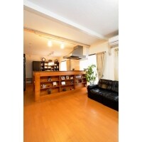 壁を撤去しオープンキッチンを中心に広がりのあるLDKを実現