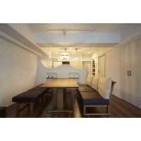 自然素材の質感で美しい曲線を描く波型デザインのキッチン。