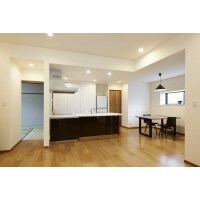 どこにいても家族の気配を感じられるキッチンを中心にした住まい